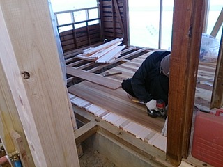 断熱材入れ捨て貼り